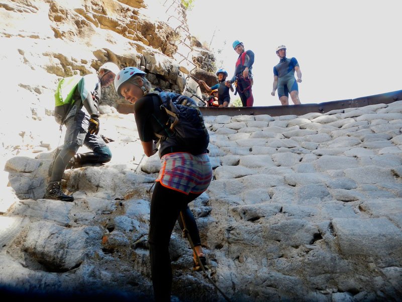Actividad CEM – Descenso de la angostura de Benahavis + Escalada en zona de Benahavís