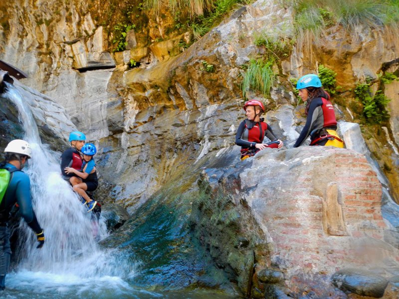 Actividad CEM – Descenso de la angostura de Benahavis + Escalada en zona de Benahavís