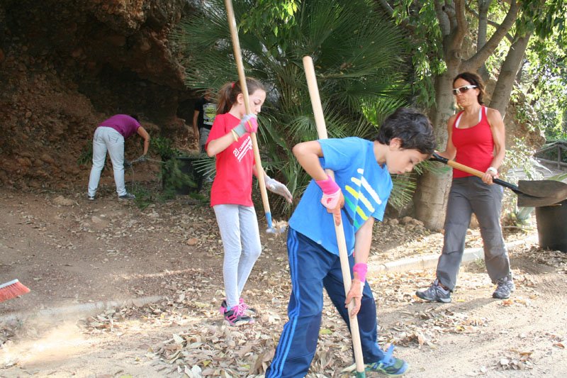 actividad-cem–limpieza-medio-ambiente-pecho-de-las-cuevas-polideportivo-paco-cantos-marbella-11